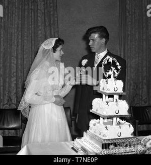 Die Hochzeit von Herrn und Frau Walker, 2 Colenso Road, London, E5c 1964. Foto von Tony Henshaw Stockfoto