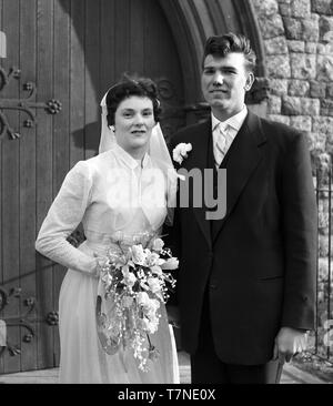 Die Hochzeit von Herrn und Frau Walker, 2 Colenso Road, London, E5c 1964. Foto von Tony Henshaw Stockfoto