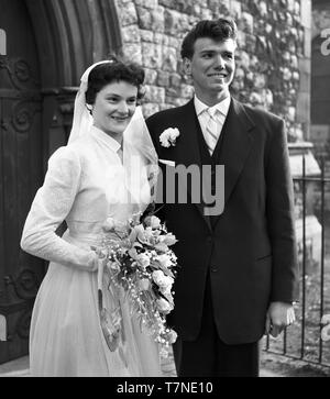 Die Hochzeit von Herrn und Frau Walker, 2 Colenso Road, London, E5c 1964. Das glückliche Paar. Foto von Tony Henshaw Stockfoto