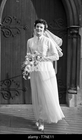 Die Hochzeit von Herrn und Frau Walker, 2 Colenso Road, London, E5c 1964. Candid Moment der Braut. Foto von Tony Henshaw Stockfoto