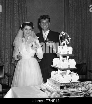 Die Hochzeit von Herrn und Frau Walker, 2 Colenso Road, London, E5c 1964. Die Braut und der Bräutigam Toast. Foto von Tony Henshaw Stockfoto