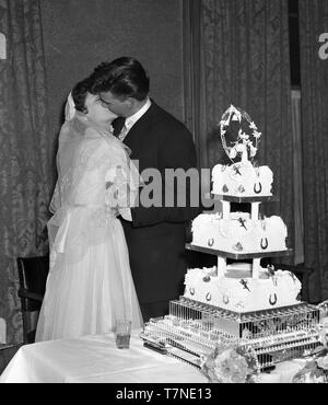 Die Hochzeit von Herrn und Frau Walker, 2 Colenso Road, London, E5c 1964. Die Braut und der Bräutigam küssen. Foto von Tony Henshaw Stockfoto