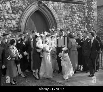 Die Hochzeit von Herrn und Frau Walker, 2 Colenso Road, London, E5c 1964. Die neu - Ehepaar die Kirche verlassen. Foto von Tony Henshaw Stockfoto