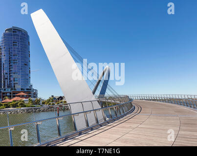 Die futuristische Formen der Fußgängerbrücke Elizabeth's Quay in Perth, Western Australia Stockfoto