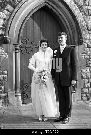 Die Hochzeit von Herrn und Frau Walker, 2 Colenso Road, London, E5c 1964. Foto von Tony Henshaw Stockfoto