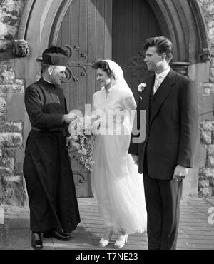 Die Hochzeit von Herrn und Frau Walker, 2 Colenso Road, London, E5c 1964. Foto von Tony Henshaw Stockfoto