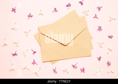 Umschlag mit Zweigen von lila Dekor auf rosa Hintergrund Stockfoto