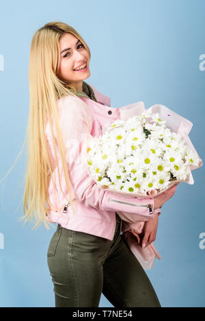 Tag der Frauen. Hübsches Mädchen. Muttertag. Frühling und Sommer. alles Gute zum Geburtstag. Marguerite. Blumenhändler in Blumenladen. Schöne Frau mit daisy flower bouquet. Express Positivität. Stockfoto