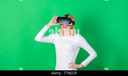 Junge Frau mit einem Virtual reality Headset mit konzeptionellen Netzwerk Linien. Frau mit Virtual reality Headset. Freundlich lächelnde Frau suchen im VR-Brille. Futuristisch Stockfoto