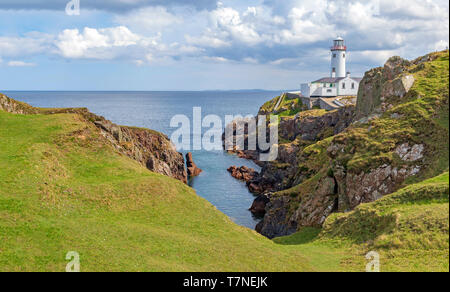 Fanad Head Lighthouse, der an der Spitze eines felsigen Landspitze auf der Halbinsel Fanad gebaut, mit Blick auf den Atlantik, County Donegal, Irland. Stockfoto