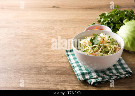 Krautsalat Salat in Weiß Schüssel auf hölzernen Tisch Stockfoto