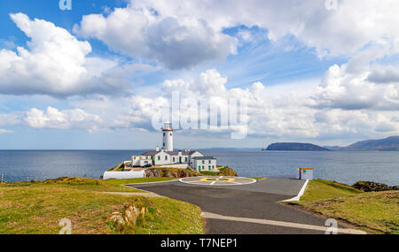 Fanad Head Lighthouse, der an der Spitze eines felsigen Landspitze auf der Halbinsel Fanad gebaut, mit Blick auf den Atlantik, County Donegal, Irland. Stockfoto