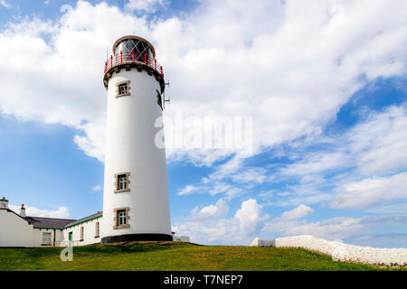 Fanad Head Lighthouse, der an der Spitze eines felsigen Landspitze auf der Halbinsel Fanad gebaut, mit Blick auf den Atlantik, County Donegal, Irland. Stockfoto