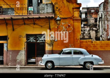 Eine geparkte vintage Chevy gegen einen alten kolonialen Gebäude ist eine gemeinsame Visual in der Stadt Havanna, Kuba bewundern. Stockfoto