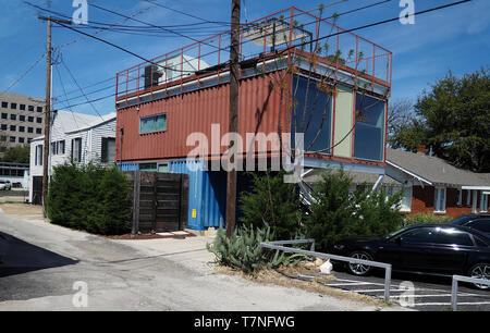 Neben alten Mitte des Jahrhunderts Holz eine recycelte Container steigt in der Innenstadt von Fort Worth, Texas. Alle metl einen Tornado zu widerstehen, Deck oben gibt den Blick auf die Skyline. Stockfoto