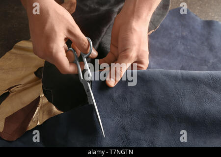 Man schneiden Leder in Werkstatt Stockfoto