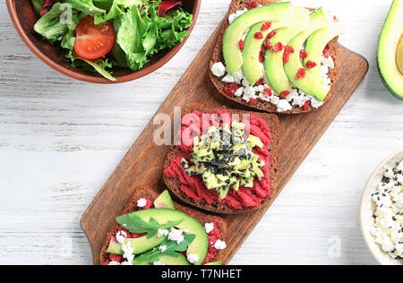 Zusammensetzung mit leckeren Toast auf hölzernen Hintergrund Stockfoto