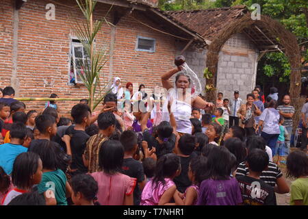 "Bojong Banyu', indonesischen Dorf Traditionen Willkommen des Fastenmonats, Spülen Sie mit Wasser aus einem Dorf Feder, die niemals trocknet Stockfoto