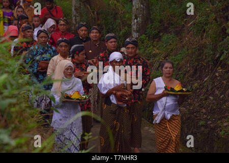 "Bojong Banyu', indonesischen Dorf Traditionen Willkommen des Fastenmonats, Spülen Sie mit Wasser aus einem Dorf Feder, die niemals trocknet Stockfoto