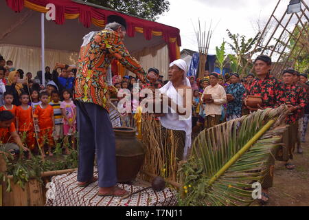 "Bojong Banyu', indonesischen Dorf Traditionen Willkommen des Fastenmonats, Spülen Sie mit Wasser aus einem Dorf Feder, die niemals trocknet Stockfoto