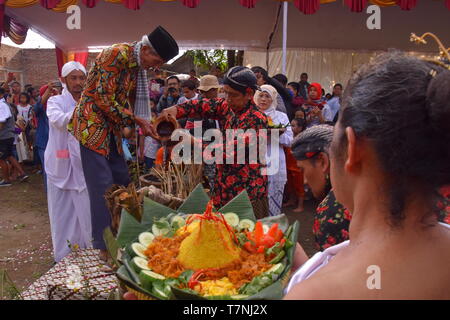 "Bojong Banyu', indonesischen Dorf Traditionen Willkommen des Fastenmonats, Spülen Sie mit Wasser aus einem Dorf Feder, die niemals trocknet Stockfoto