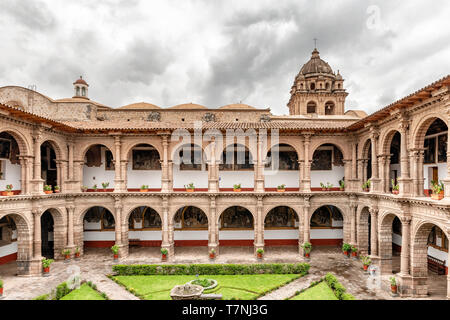 Cusco, Peru - April 3, 2019: Innenhof des Klosters, um Unserer Lieben Frau von der Barmherzigkeit in Plaza Rafael entfernt, im historischen Zentrum der Stadt Cusco, Pe Stockfoto