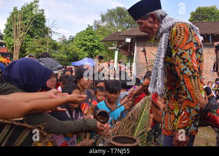 "Bojong Banyu', indonesischen Dorf Traditionen Willkommen des Fastenmonats, Spülen Sie mit Wasser aus einem Dorf Feder, die niemals trocknet Stockfoto