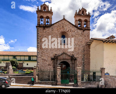 Cusco, Peru - April 3, 2019: Blick auf die Fassade der Kirche in Convento Santa Teresa, Cusco, Peru Stockfoto