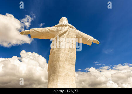 Statue des Cristo Blanco, weißen Christus. Es ist auf der Oberseite von Red Hill, Pukamuqu entfernt, auf 3600 m Höhe und es ist natürlicher Aussichtspunkt der Stadt Cusco in Pe Stockfoto