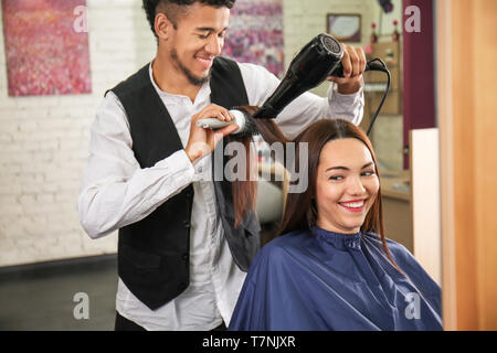 Professionelle Friseur arbeiten mit Kunden in Beauty Salon Stockfoto
