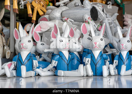 Verkauf von Souvenirs - Lustige handgefertigten Holzmöbeln Hasen in Street Market. Farbenfrohe Kinder Spielzeug und Dekoration für Innen. Ubud, Bali Insel, Indone Stockfoto