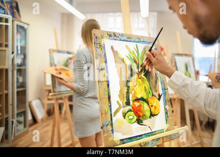 Afroamerikanische Künstler Malerei leben immer noch in der Werkstatt Stockfoto