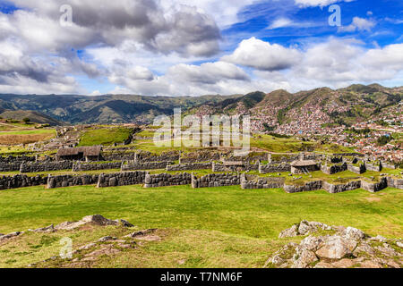 Panoramablick auf die Inka Ruinen von Sacsayhuaman in Cusco, Peru. Stockfoto