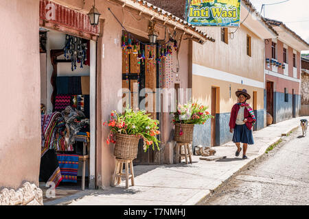 Chinchero, Peru - April 4, 2019: Verkäufer, die lokalen Textil- Produkte und Souvenirs auf der Straße von Chinchero, einer kleinen Stadt in der Provinz in Urubamba Stockfoto