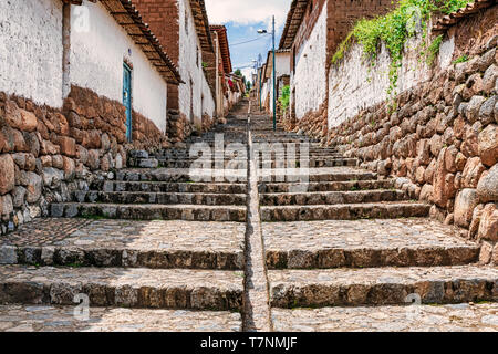 Chinchero, Peru - April 4, 2019: Blick auf Straße mit Kopfsteinpflaster in Chinchero, einer kleinen Stadt Urubamba Provinz in Peru. Stockfoto