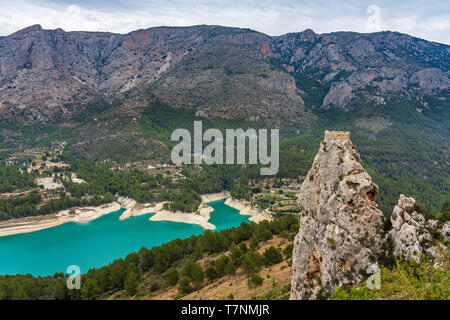 Landschaft rund um den Stausee von Guadelest, Valencia in Spanien Stockfoto