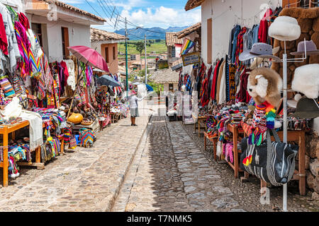 Chinchero, Peru - April 4, 2019: Verkäufer, die lokalen Textil- Produkte und Souvenirs auf der Straße von Chinchero, einer kleinen Stadt in der Provinz in Urubamba Stockfoto