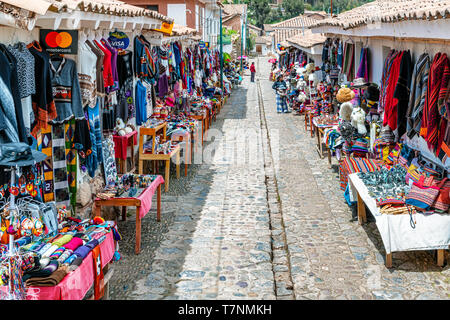 Chinchero, Peru - April 4, 2019: Verkäufer, die lokalen Textil- Produkte und Souvenirs auf der Straße von Chinchero, einer kleinen Stadt in der Provinz in Urubamba Stockfoto