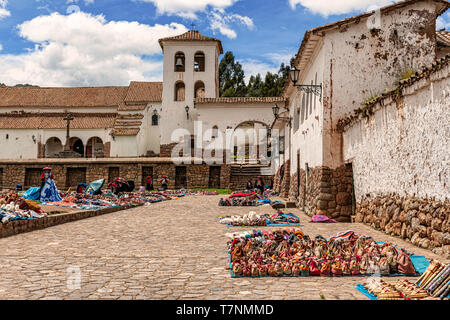 Chinchero, Peru - April 4, 2019: Central Plaza vor der Kirche in Chinchero, Peru. Lokale Frau Verkauf von traditionellen Peruanischen handicra Stockfoto