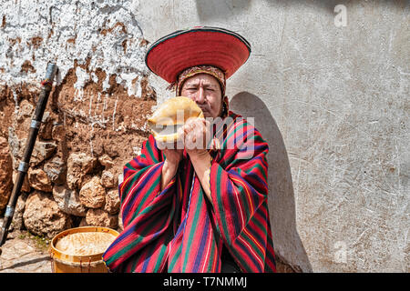 Chinchero, Peru - April 4, 2019: Auf der Straße in Chinchero, einer kleinen Stadt in der Provinz in Peru Urubamba der Mann in traditioneller Kleidung Musik u Stockfoto