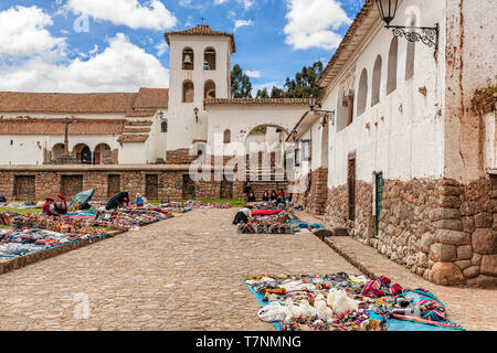 Chinchero, Peru - April 4, 2019: Central Plaza vor der Kirche in Chinchero, Peru. Lokale Frau Verkauf von traditionellen Peruanischen handicra Stockfoto