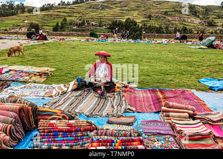 Chinchero, Peru - April 4, 2019: Lokale Frau Verkauf von traditionellen Peruanischen textilen Handwerk und strickt Produkte aus Alpaka Wolle am zentralen Pla Stockfoto