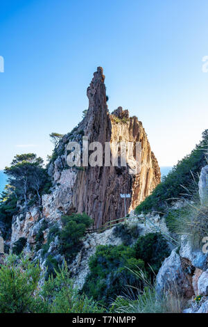 Schöne Felsenküste in Moraira, Costa Blanca, Spanien Stockfoto