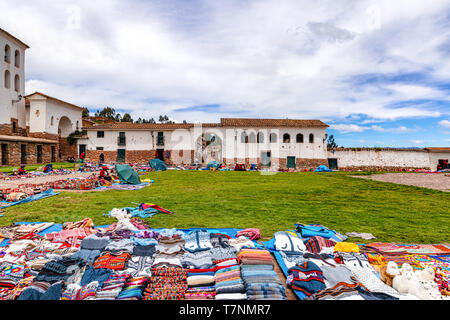 Chinchero, Peru - April 4, 2019: Central Plaza vor der Kirche in Chinchero, Peru. Lokale Frau Verkauf von traditionellen Peruanischen handicra Stockfoto