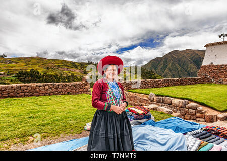 Chinchero, Peru - April 4, 2019: in Chinchero, Peru. lokale Frau Verkauf von traditionellen Peruanischen Kleidung, Textil Handwerk und strickt Waren aus einer Stockfoto