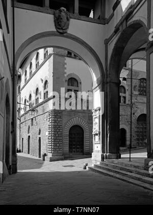 Typische schönen Blick auf die Straße im historischen Zentrum von Arezzo, mit seiner alten Gebäude und Steinbögen im Stil der Renaissance Stockfoto