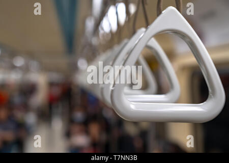 Auf den Handlauf im Zug halten. Stockfoto