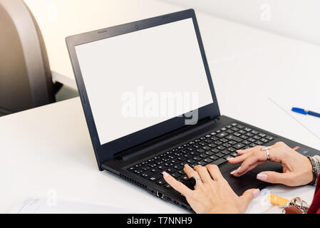 Mockup Bild einer Frau mit Laptop mit Leerer weißer Bildschirm Stockfoto