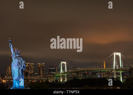 Freiheitsstatue in Odaiba, seit 2000. Sie soll die stärkste Beziehung zwischen Japan und Frankreich zu zeigen. Schöne Nacht Ansicht ODAIBA Stockfoto