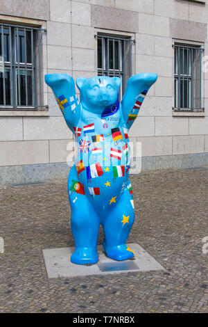 Die EU Buddy Bär Statue in Berlin. Stockfoto